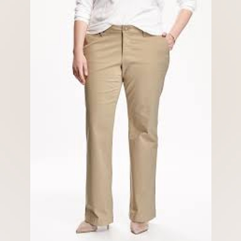 26 Reg • Old Navy • Smooth & Slim Mid-rise Khakis